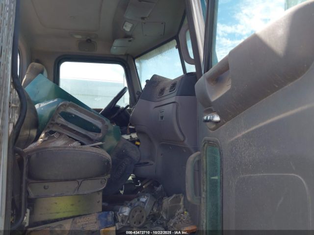 Peterbilt 384 Image 4