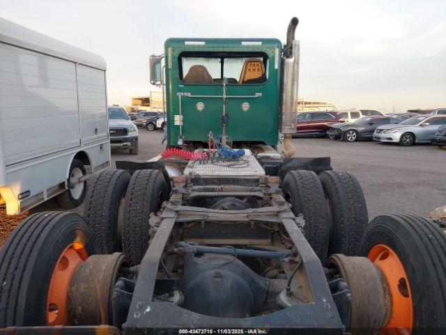 Peterbilt 384 Image 9