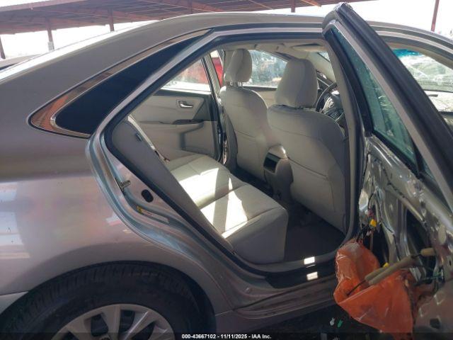 Toyota Camry Le Image 8