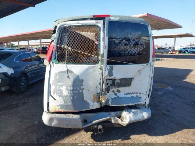 Chevrolet Chevy Van G2500 Image 4