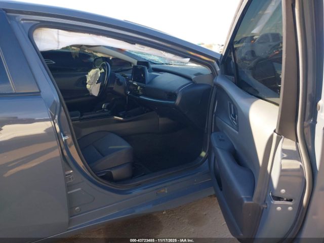 Toyota Prius Le Image 6