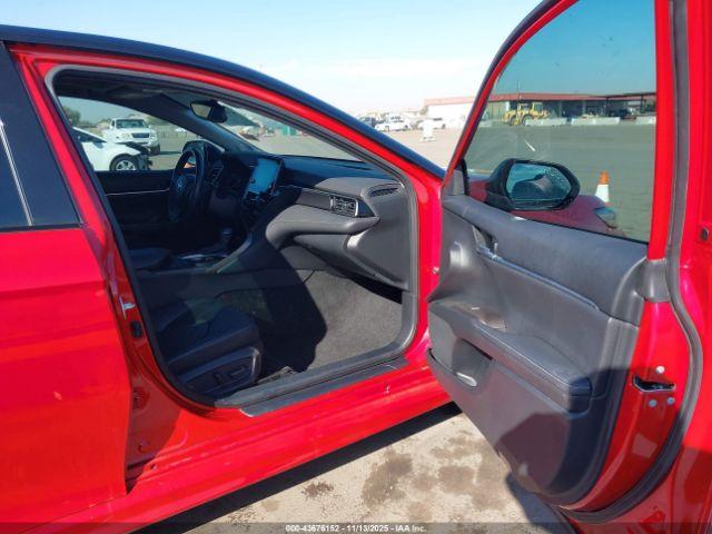 Toyota Camry Xse Hybrid Image 2