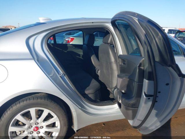 Jaguar XE 25t Image 6