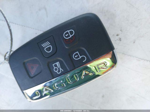 Jaguar XE 25t Image 12