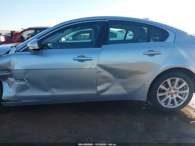 Jaguar XE 25t Image 10