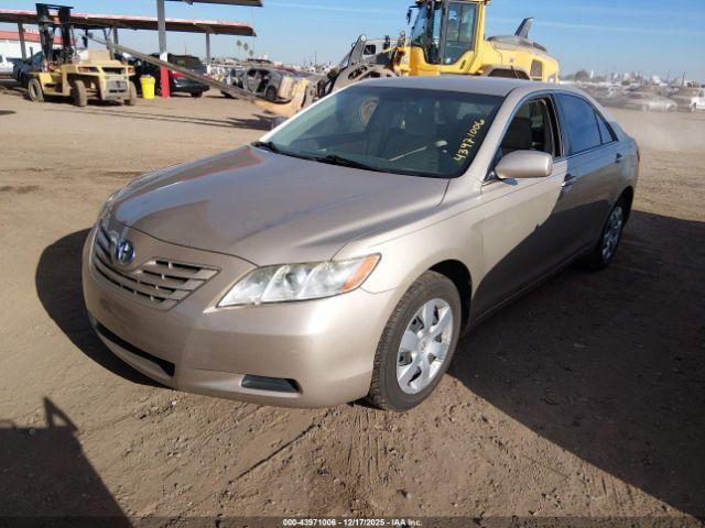 Toyota Camry Le Image 2