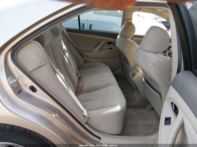 Toyota Camry Le Image 9