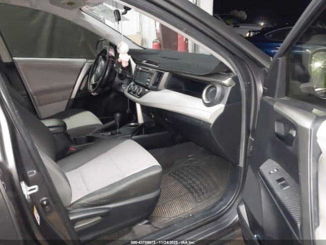 Toyota RAV4 Le Image 6