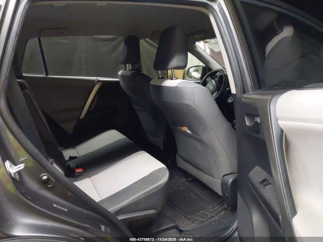 Toyota RAV4 Le Image 9