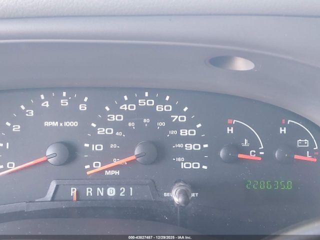 Ford E-350 Standard Image 4