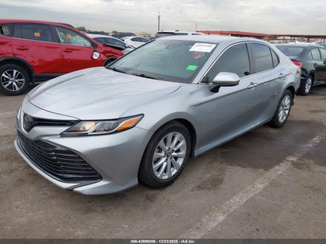 Toyota Camry Le Image 17