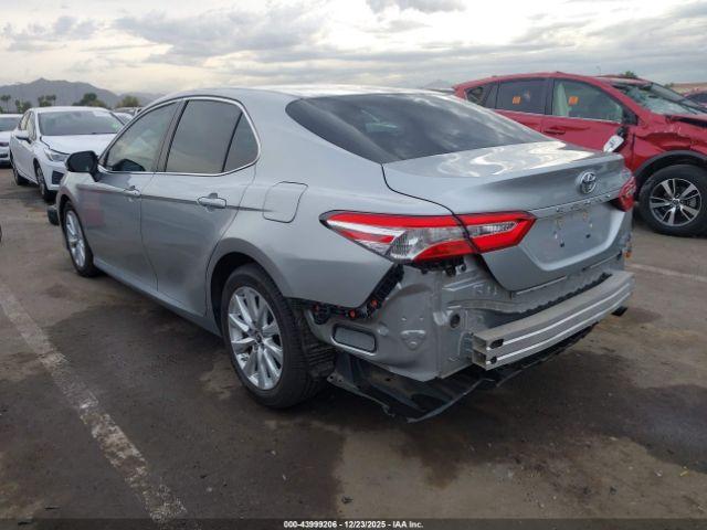 Toyota Camry Le Image 13
