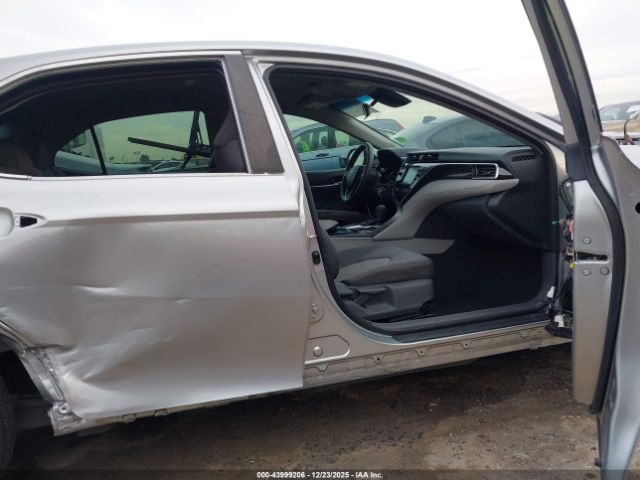 Toyota Camry Le Image 16