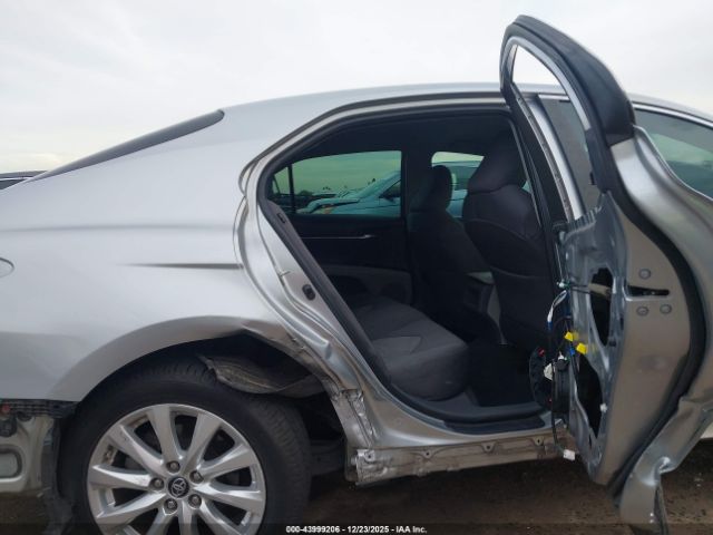 Toyota Camry Le Image 8