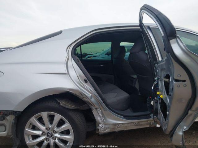 Toyota Camry Le Image 8