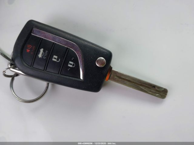 Toyota Camry Le Image 3