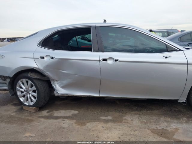 Toyota Camry Le Image 7