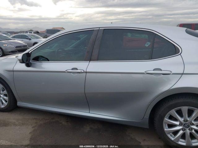 Toyota Camry Le Image 6