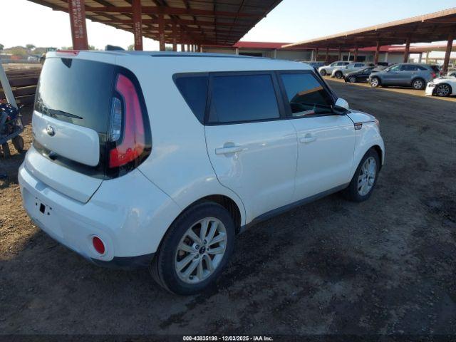 Kia Soul + Image 11