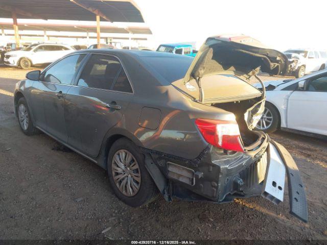 Toyota Camry Le Image 16