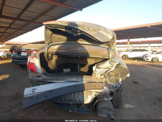 Toyota Camry Le Image 15