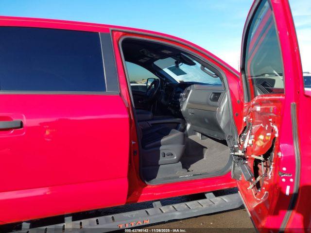 Nissan Titan Pro-4x 4x4 Image 9