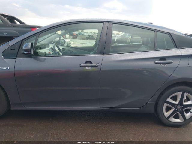 Toyota Prius Image 11