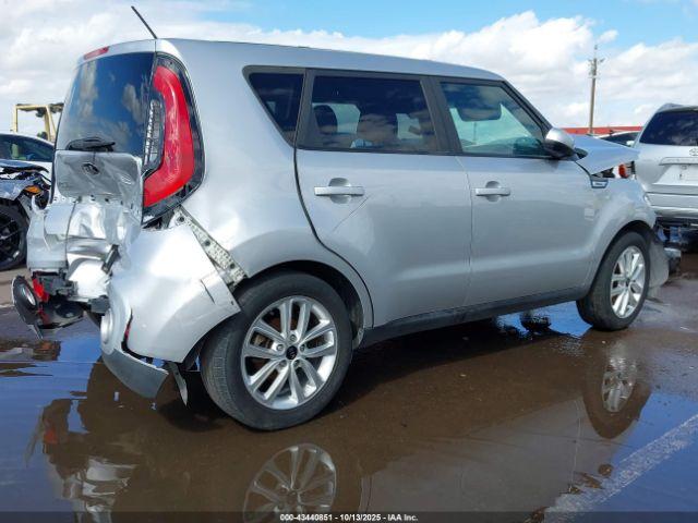 Kia Soul + Image 11