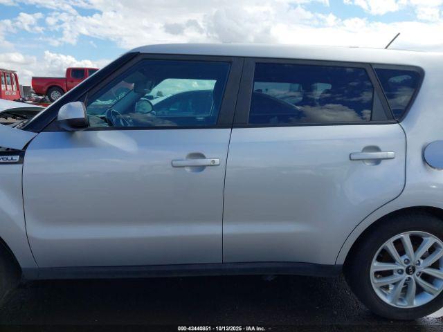 Kia Soul + Image 14