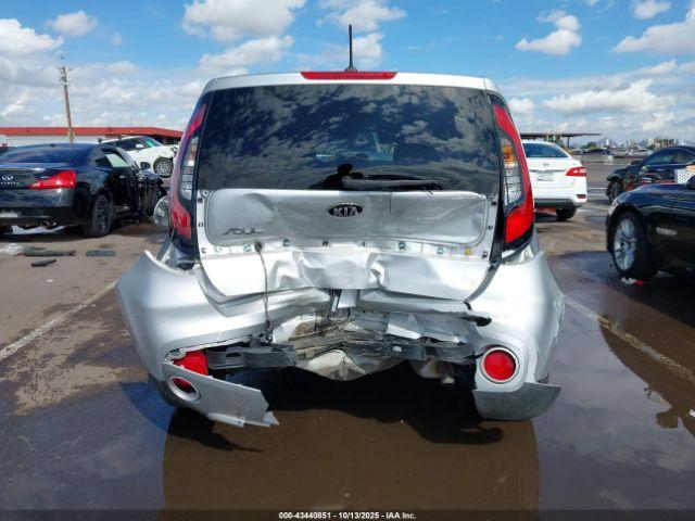 Kia Soul + Image 16