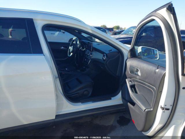 Mercedes-Benz GLA 4matic Image 15