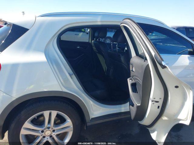 Mercedes-Benz GLA 4matic Image 16