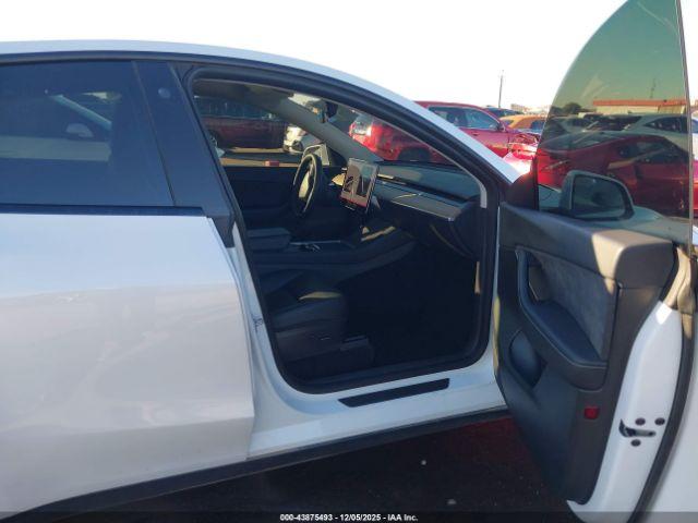 Tesla Model Y Performance Dual Motor All-wheel Drive Image 11