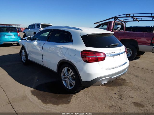 Mercedes-Benz GLA Image 3