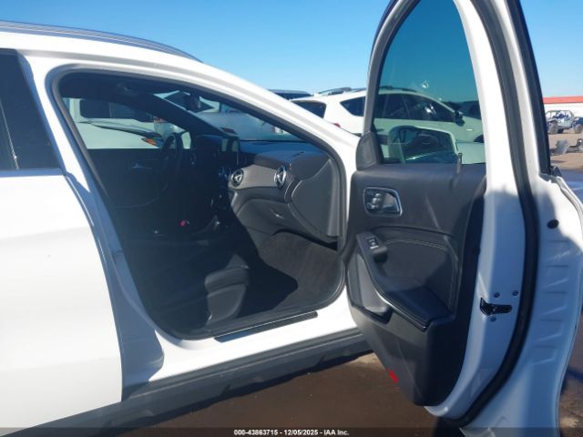 Mercedes-Benz GLA Image 4