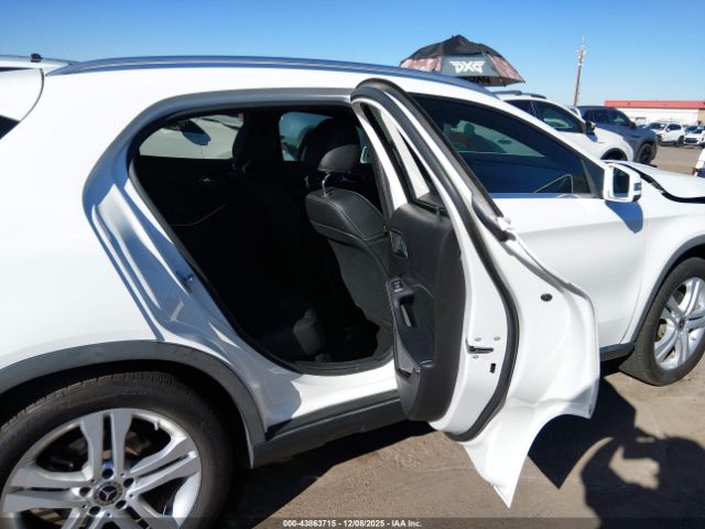 Mercedes-Benz GLA Image 15