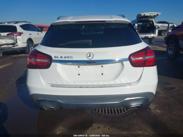 Mercedes-Benz GLA Image 13