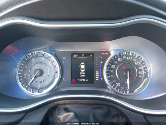 Chrysler 200 Limited Image 9