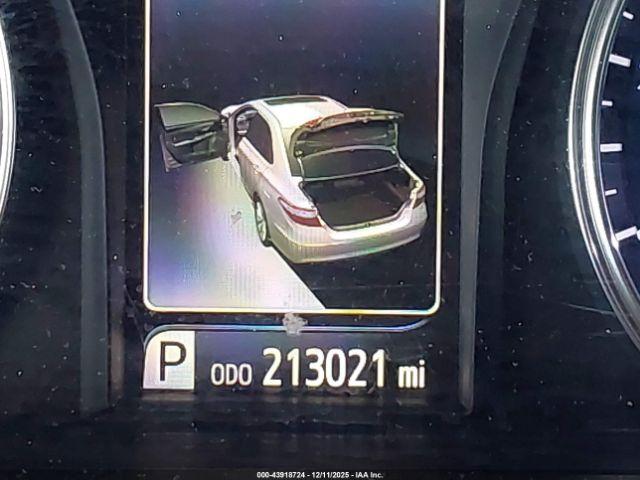 Toyota Camry Le Image 9