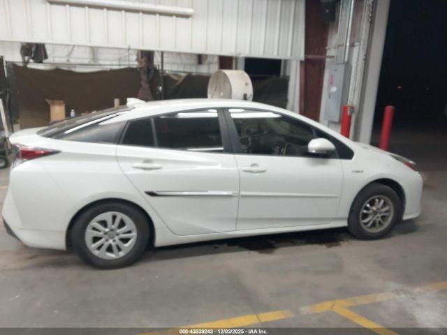 Toyota Prius Two Image 16