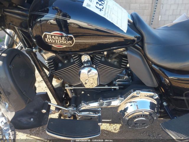 Harley-Davidson Flhtcu Image 8