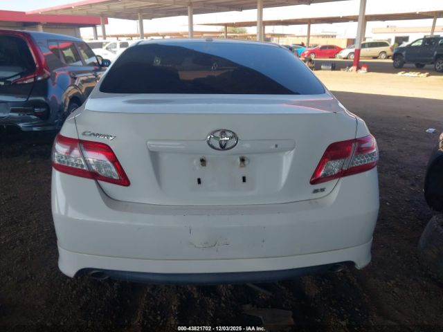 Toyota Camry Se Image 11