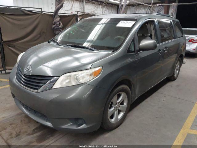 Toyota Sienna Le V6 8 Passenger Image 14
