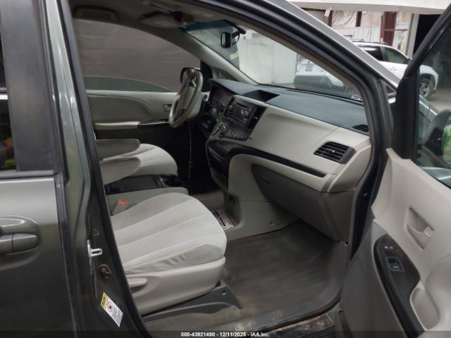 Toyota Sienna Le V6 8 Passenger Image 11