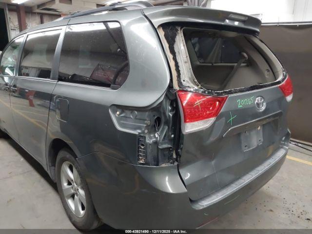 Toyota Sienna Le V6 8 Passenger Image 15
