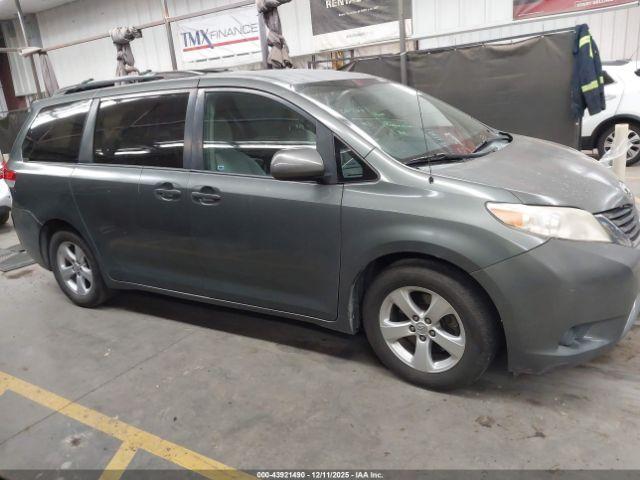 Toyota Sienna Le V6 8 Passenger Image 7