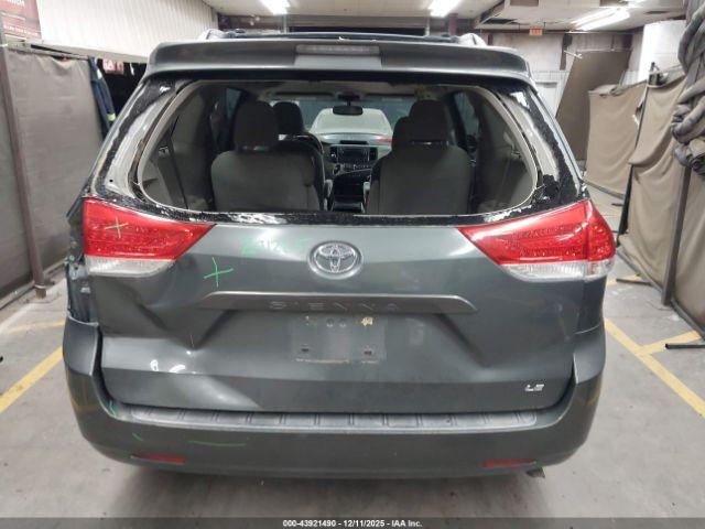 Toyota Sienna Le V6 8 Passenger Image 10