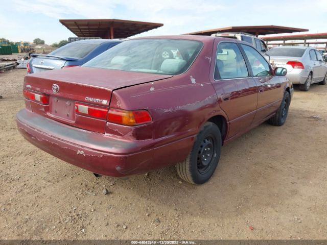 Toyota Camry Le Image 8