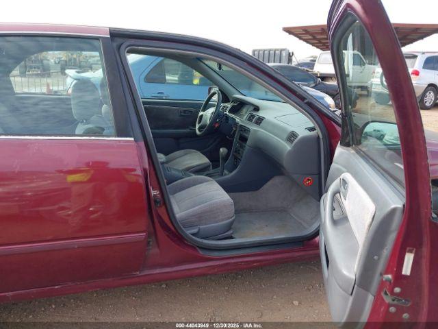 Toyota Camry Le Image 4