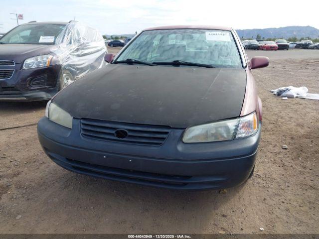 Toyota Camry Le Image 3